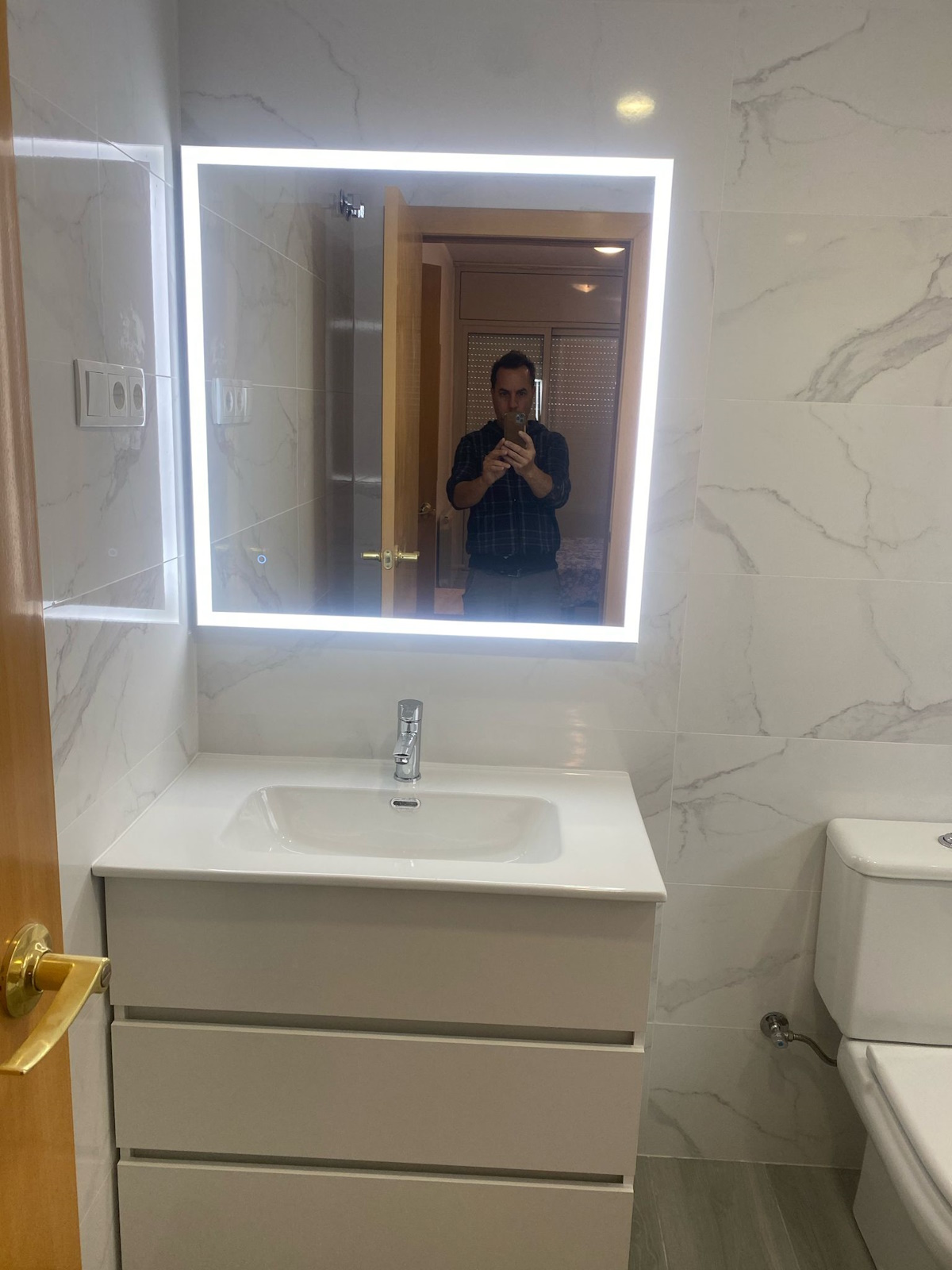 Antes de la reforma: baño antiguo con azulejos desgastados y sanitarios obsoletos.