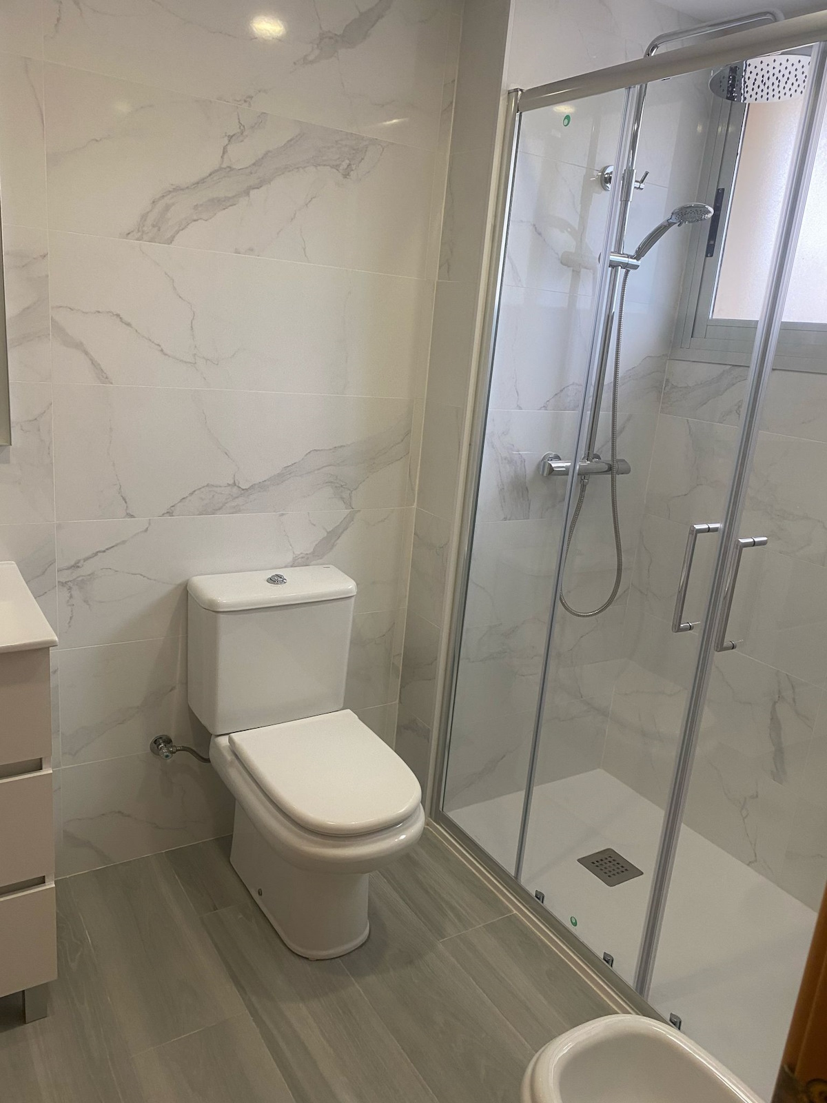 Reforma de baño: instalación de nuevos lavabos flotantes y grifería moderna.