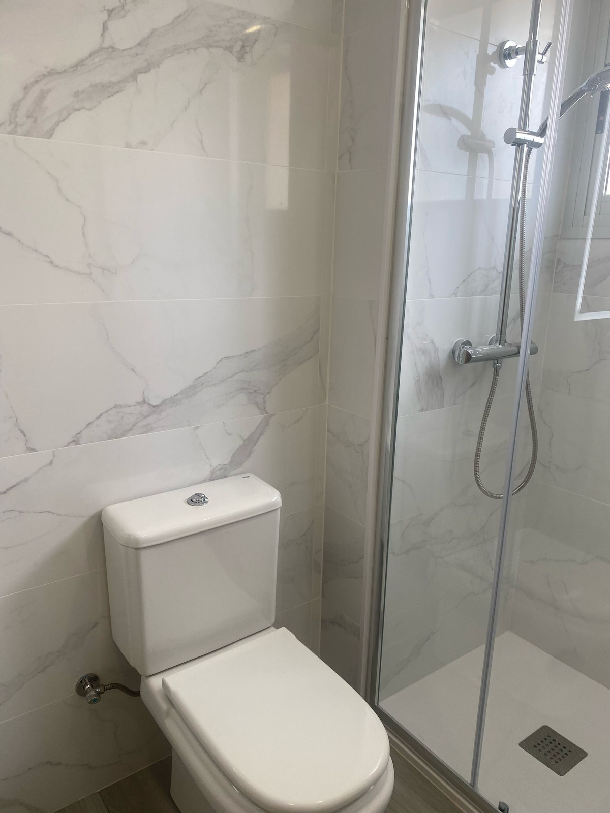 Transformación de baño pequeño: optimización del espacio con muebles a medida.