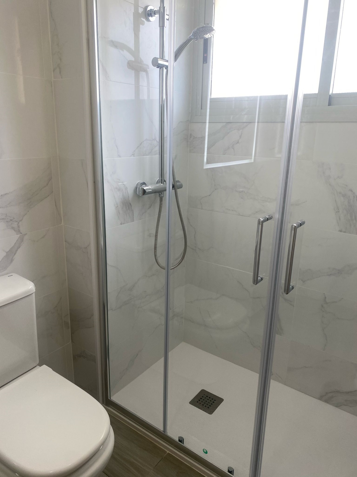 Antes y después de una reforma de baño: renovación completa con diseño contemporáneo.