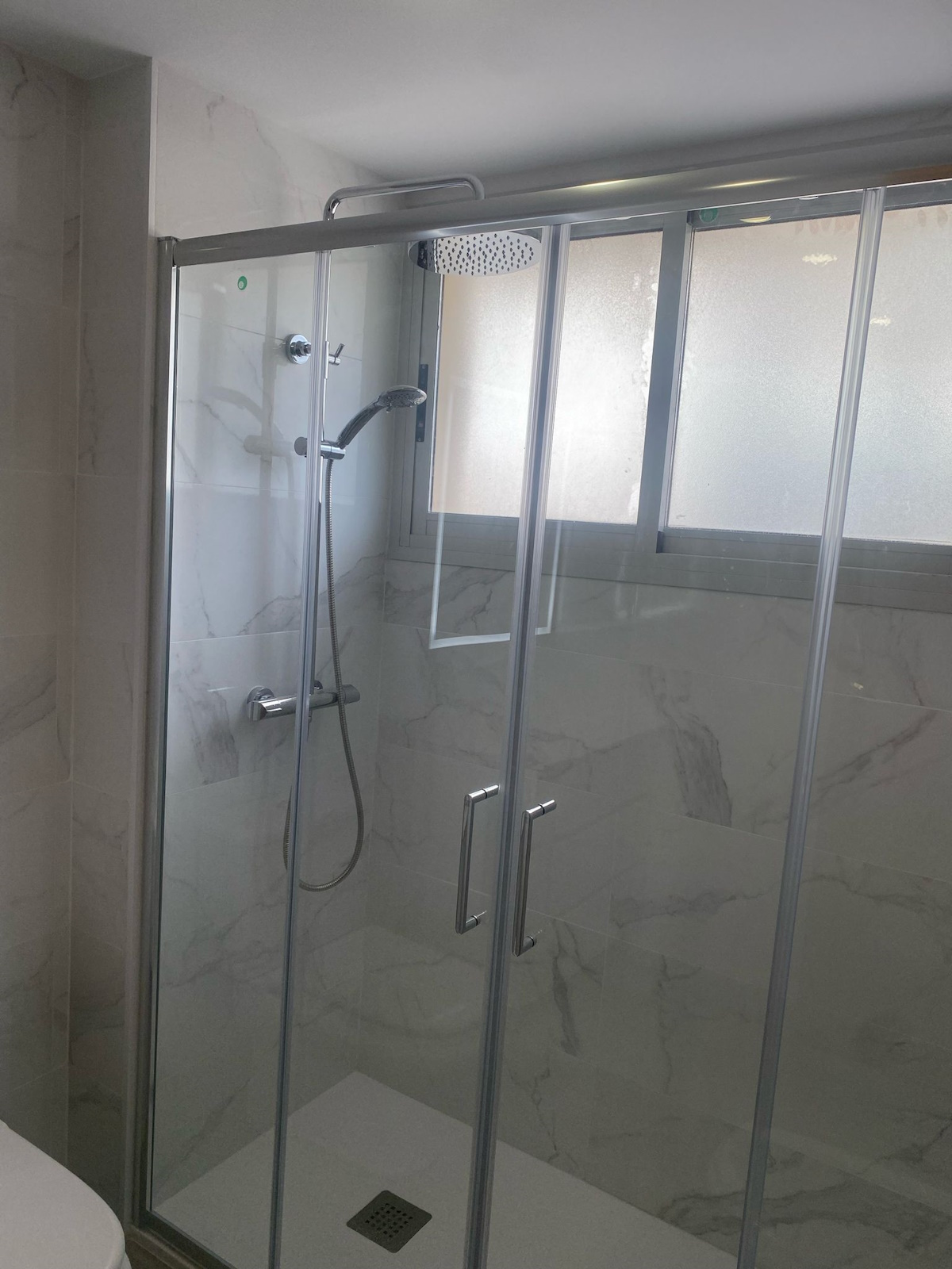 Instalación de nuevos sanitarios de bajo consumo en baño recién reformado.