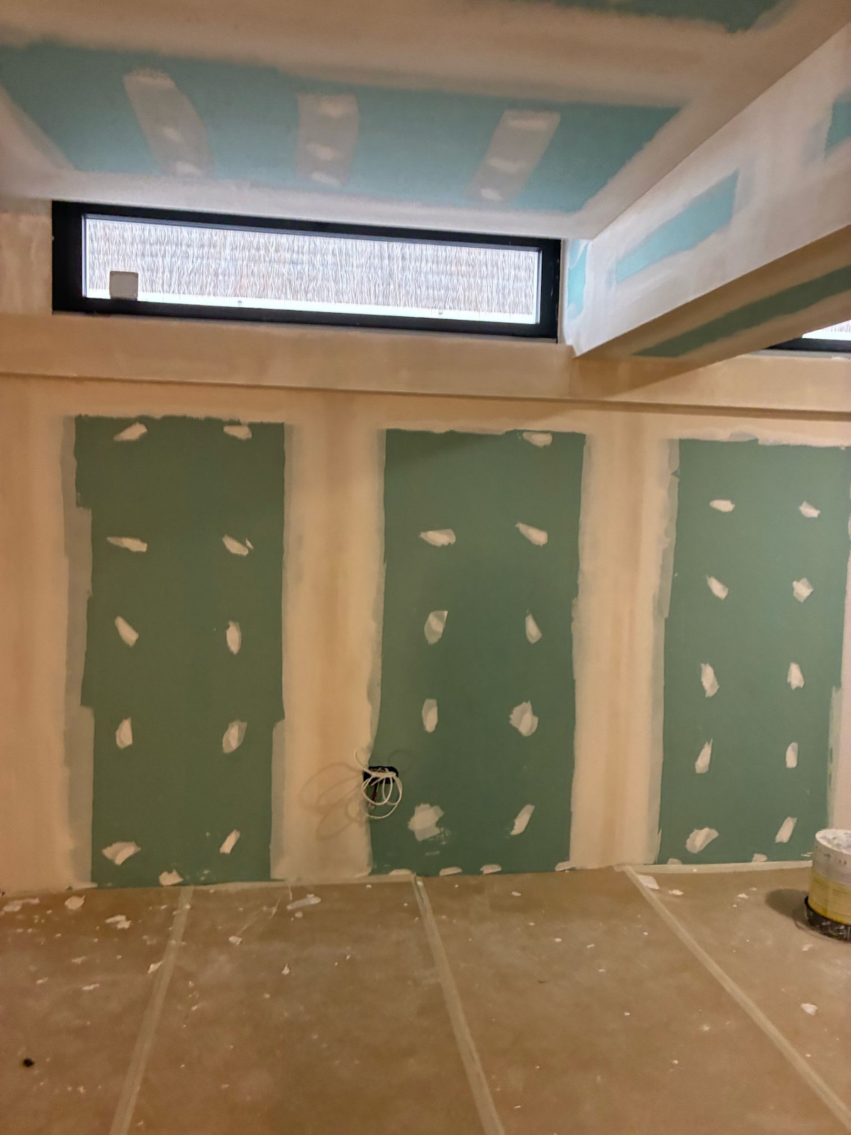 Estado anterior de pared dañada con humedad