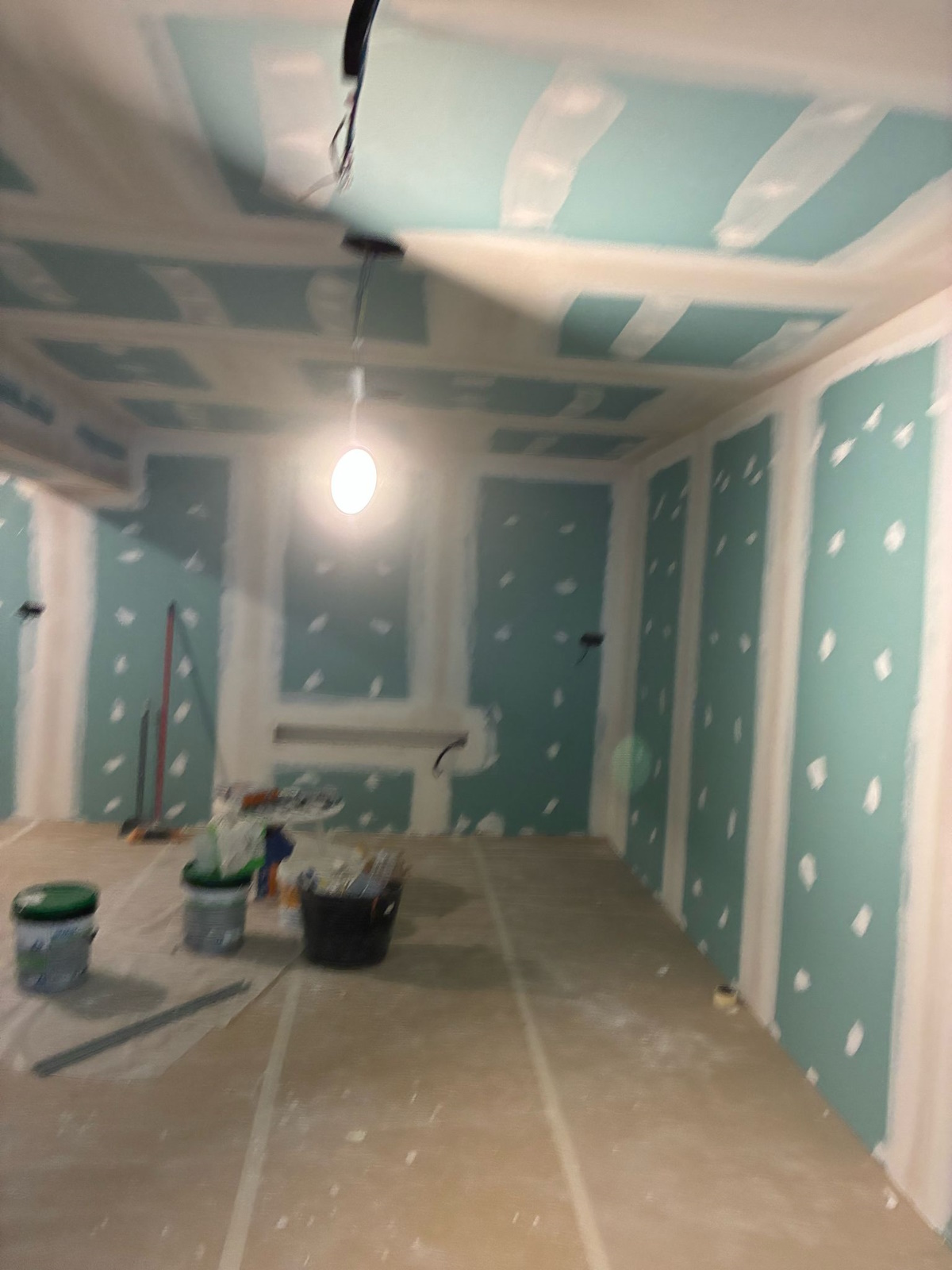 Pared de salón con grietas y pintura dañada