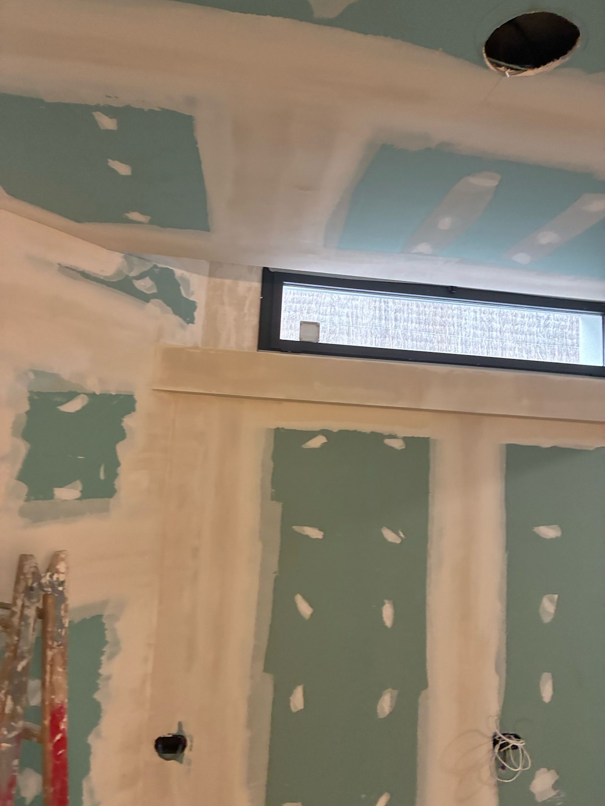 Pared con imperfecciones y fisuras en la estructura