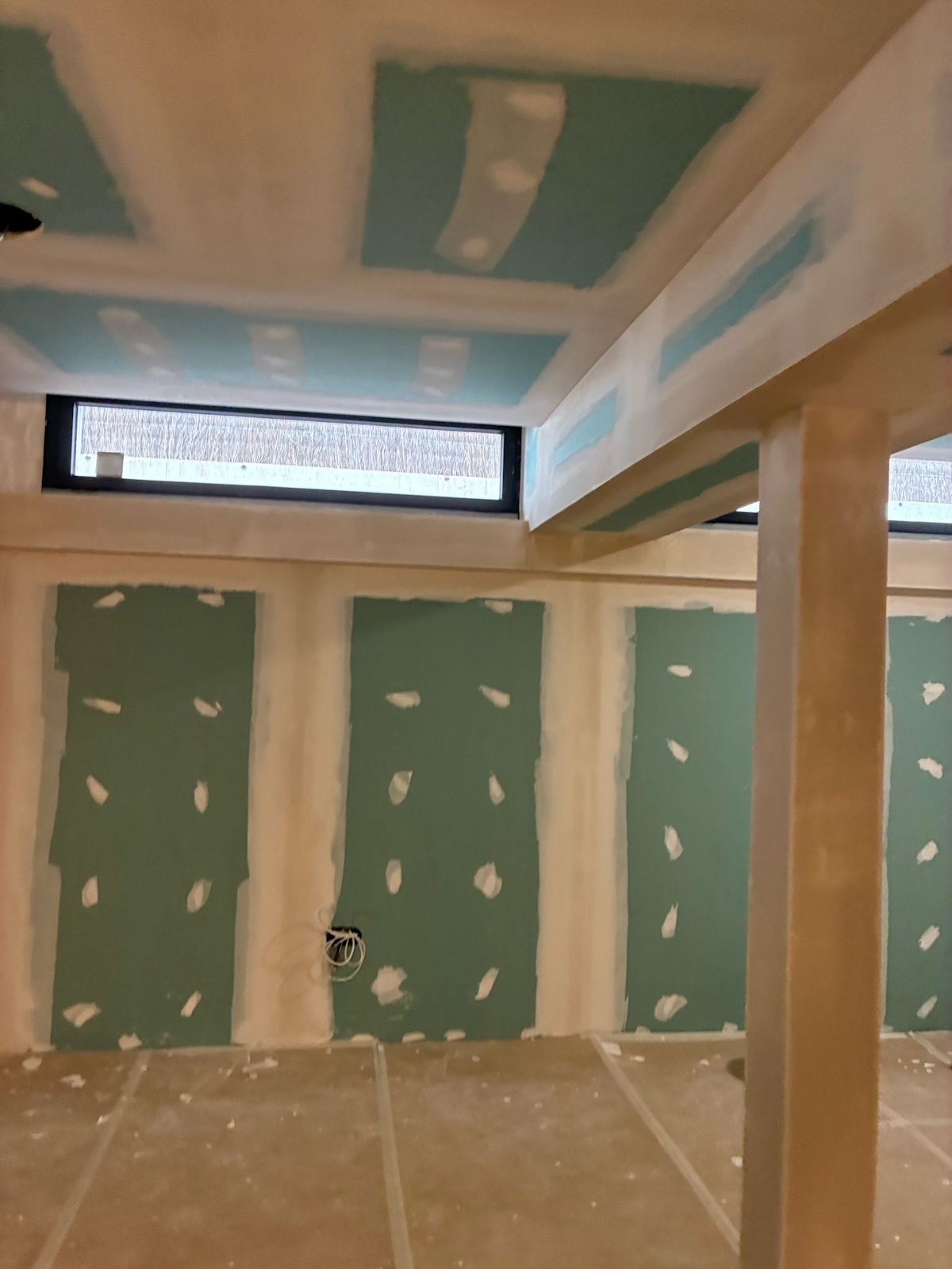 Antes de la reforma de pared con grietas visibles