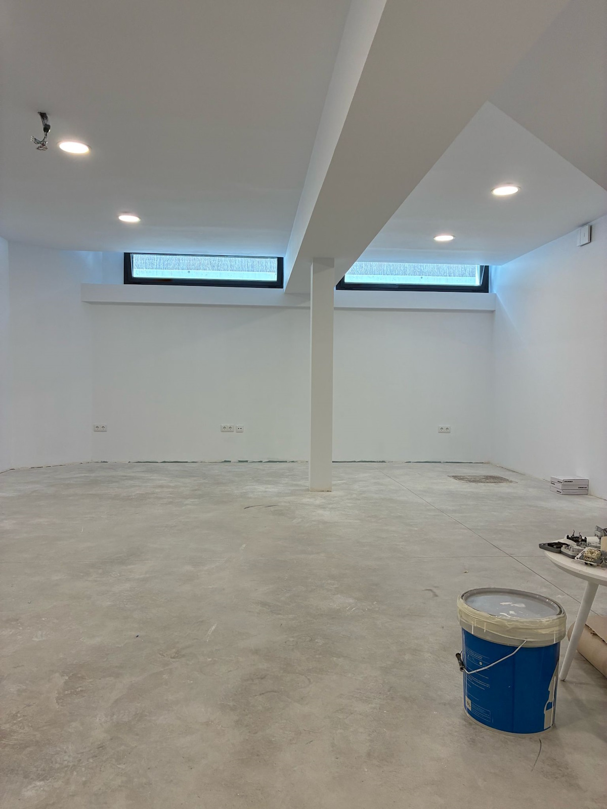 Pared renovada con pladur y pintura blanca