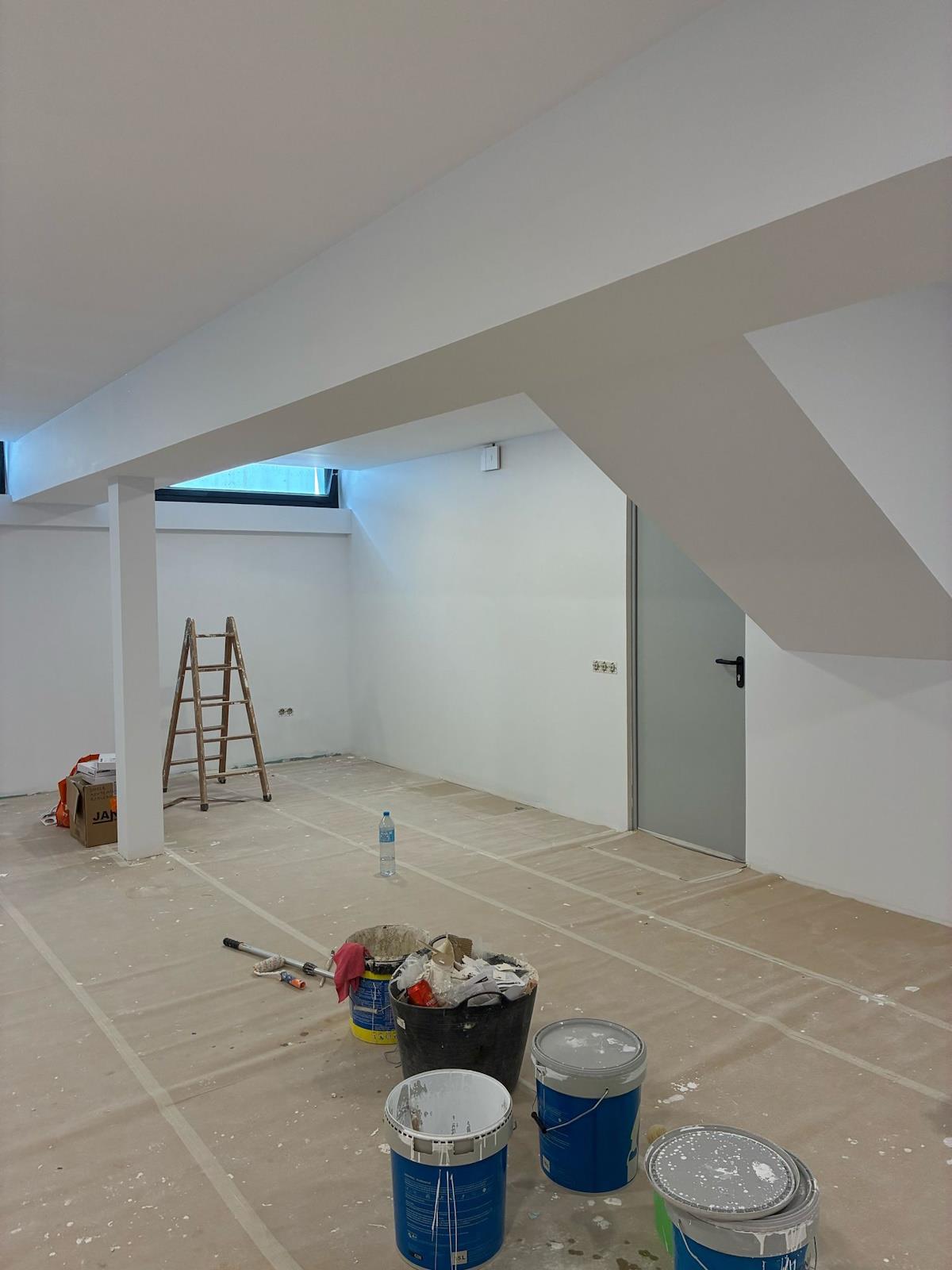 Pared de pladur con acabados perfectos y pintura blanca