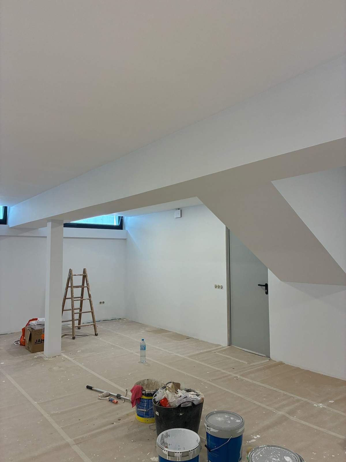 Pared recién reformada con pladur y pintura de acabado profesional