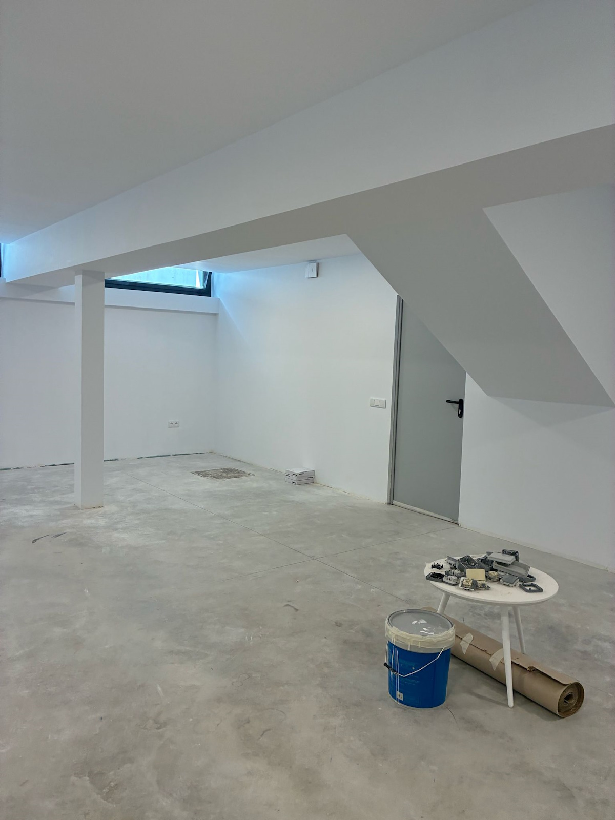 Después de la reforma de pared con acabado liso y pintura