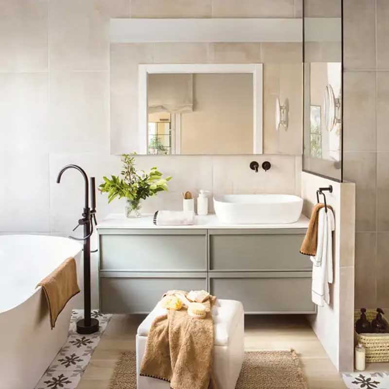 ejemplo de decoración de baño con mueble suspendido Empresa de reformas de baños en Vilanova i la Geltrú