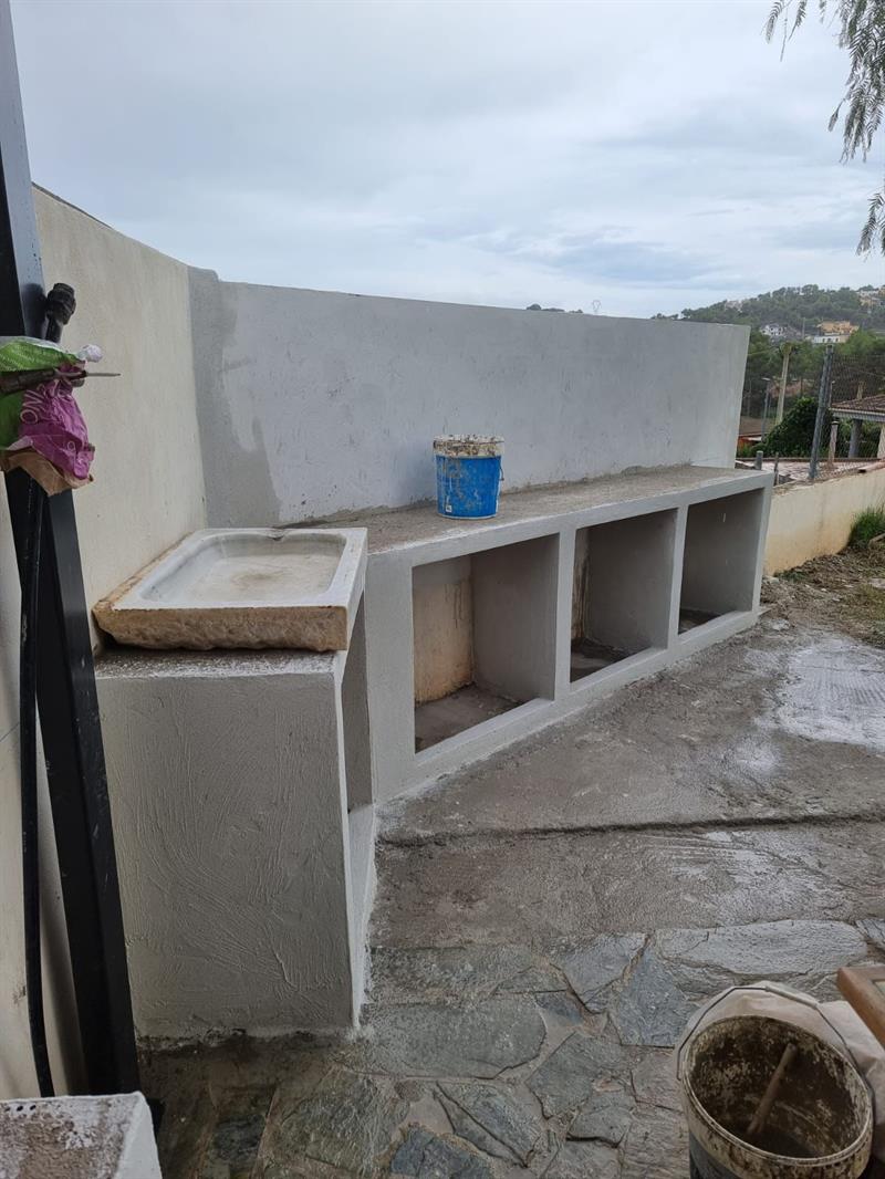 Encimera de obra preparada para la instalación de pica y grifería Encimera preparada para pica de piedra y grifería