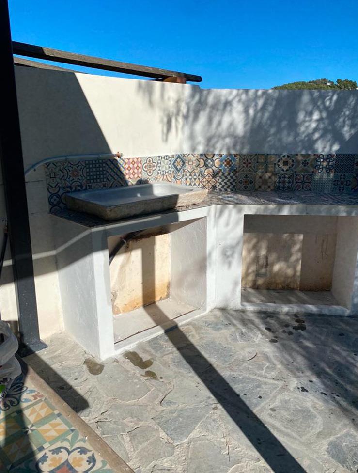 Encimera de obra con alicatado y pica de piedra finalizada Encimera con alicatado y pica finalizada