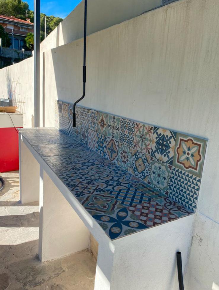 Encimera de obra con azulejos mosaico Encimera con azulejos mosaico en Canyelles