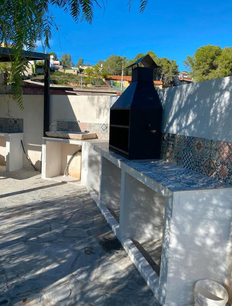 Instalación de barbacoa metálica sobre encimera Instalación de la barbacoa metálica en la encimera