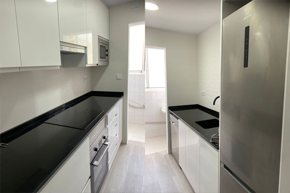 reforma de cocina en Sitges provincia Barcelona instalaciones muebles blancos encimera granito negro azulejos y suelos cerámicos