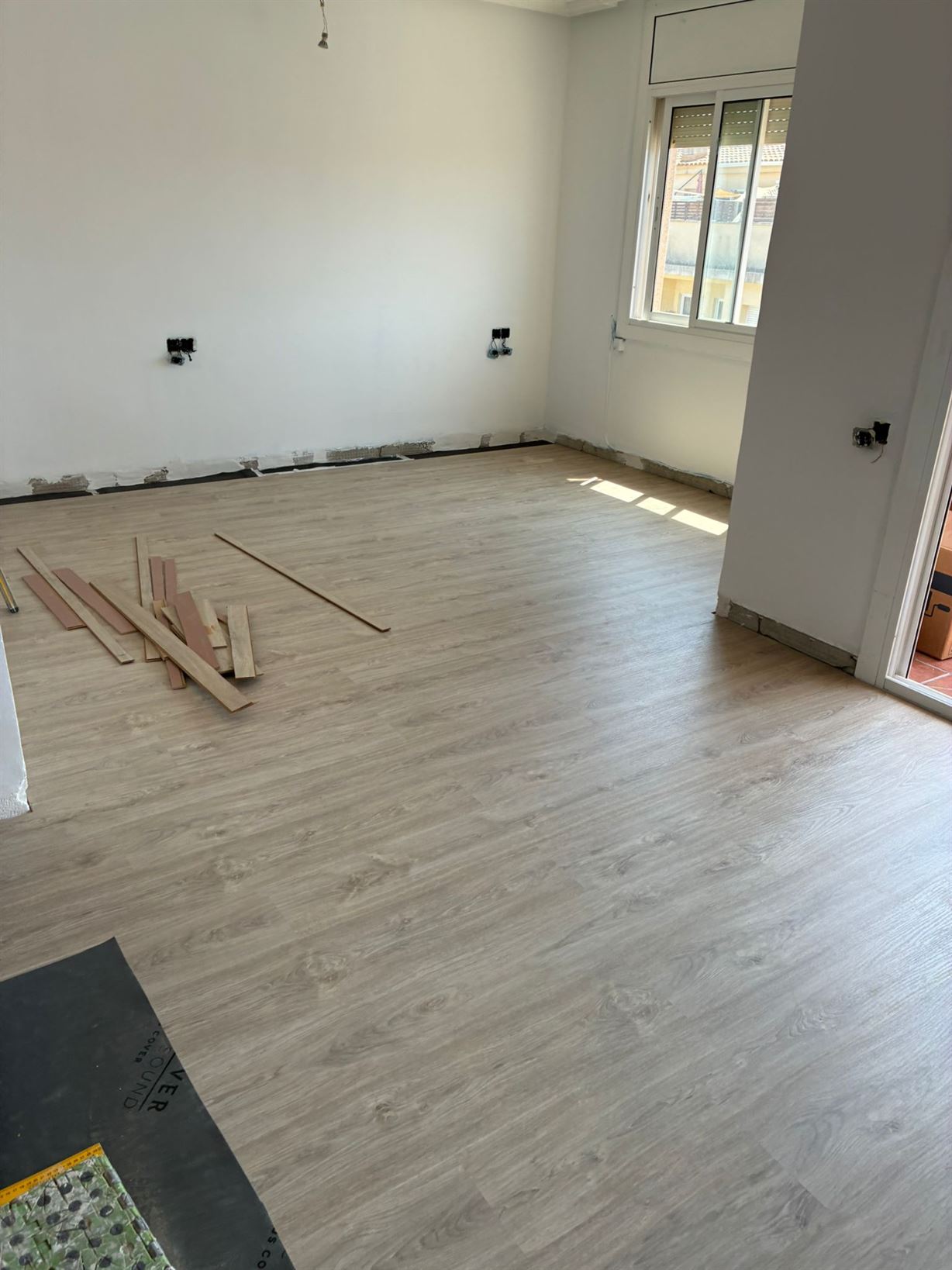reforma de piso en Sant Pere de Ribes instalación de parquet en el comedor trabajo en curso reforma de piso en Sant Pere de Ribes instalación de parquet en el comedor