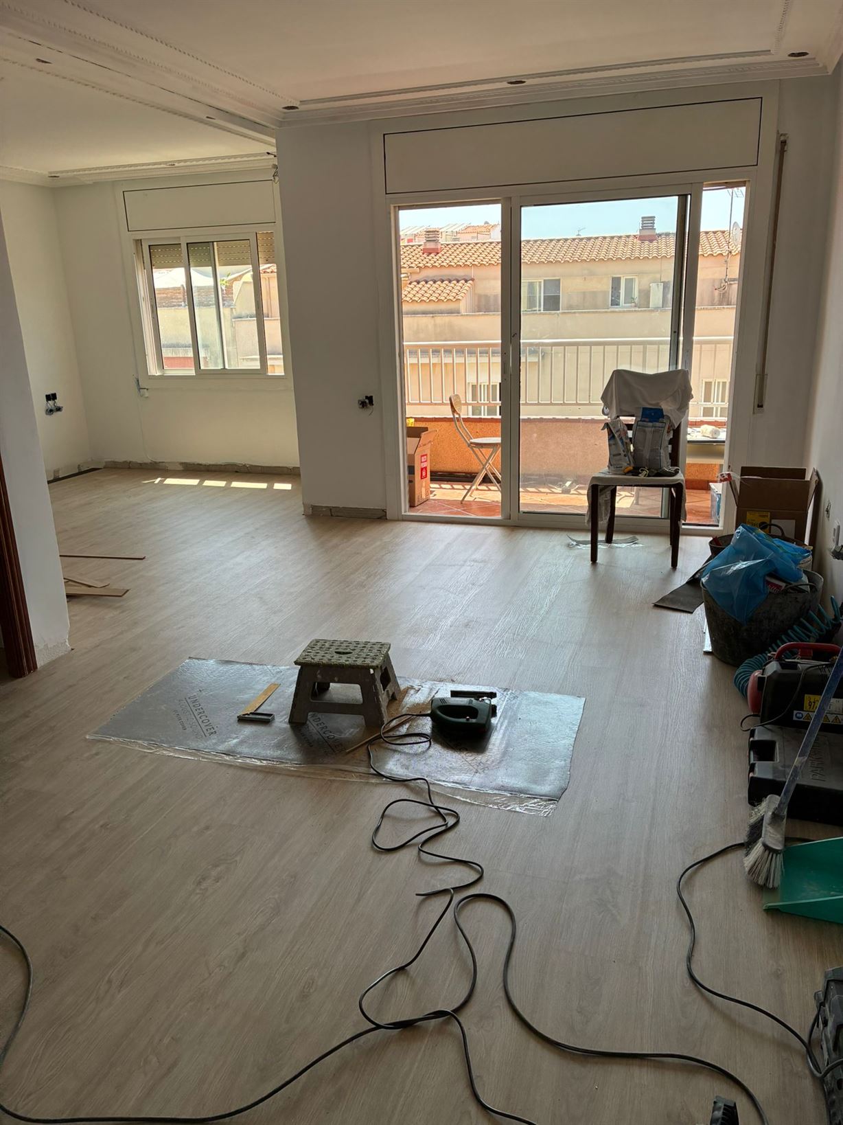reforma de piso en Sant Pere de Ribes instalación de parquet en el comedor vista 2 reforma de piso en Sant Pere de Ribes instalación de parquet en el comedor seguimos
