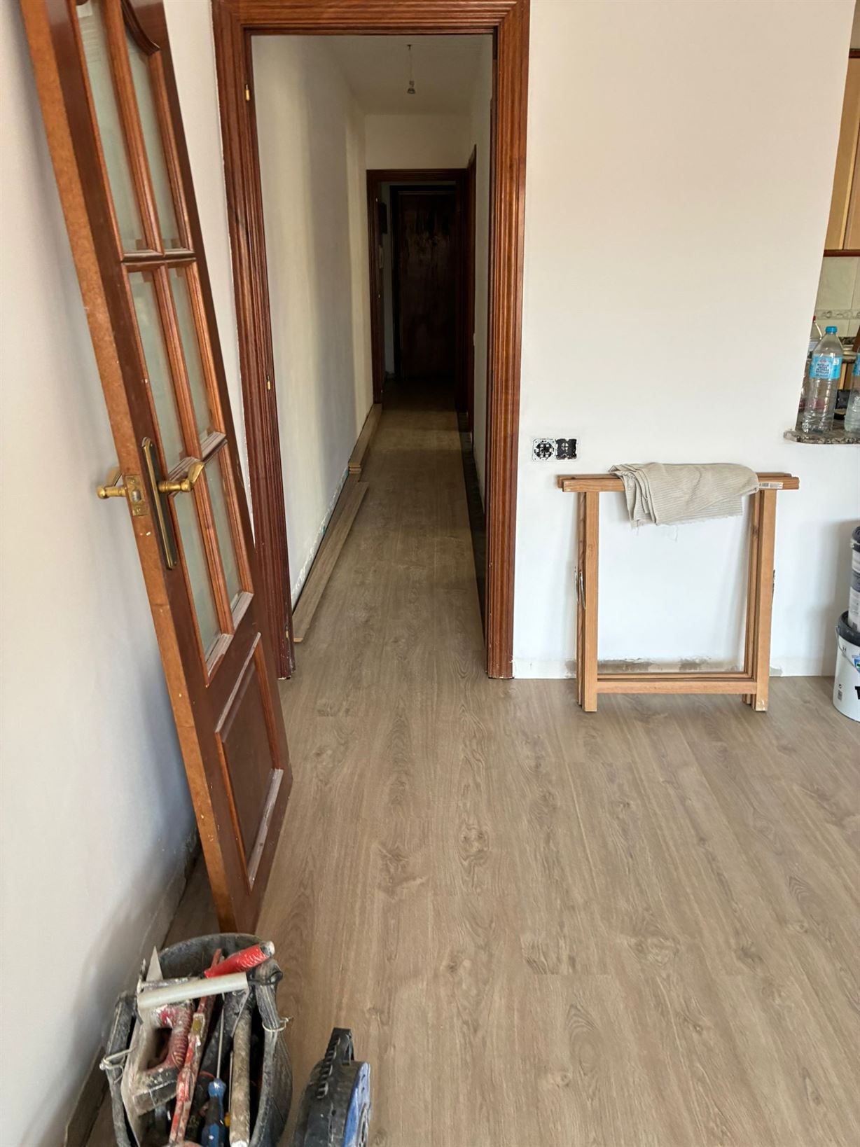 reforma de piso en Sant Pere de Ribes instalación de parquet laminado instalación de parquet laminado en Sant Pere de Ribes continuación a pasillo