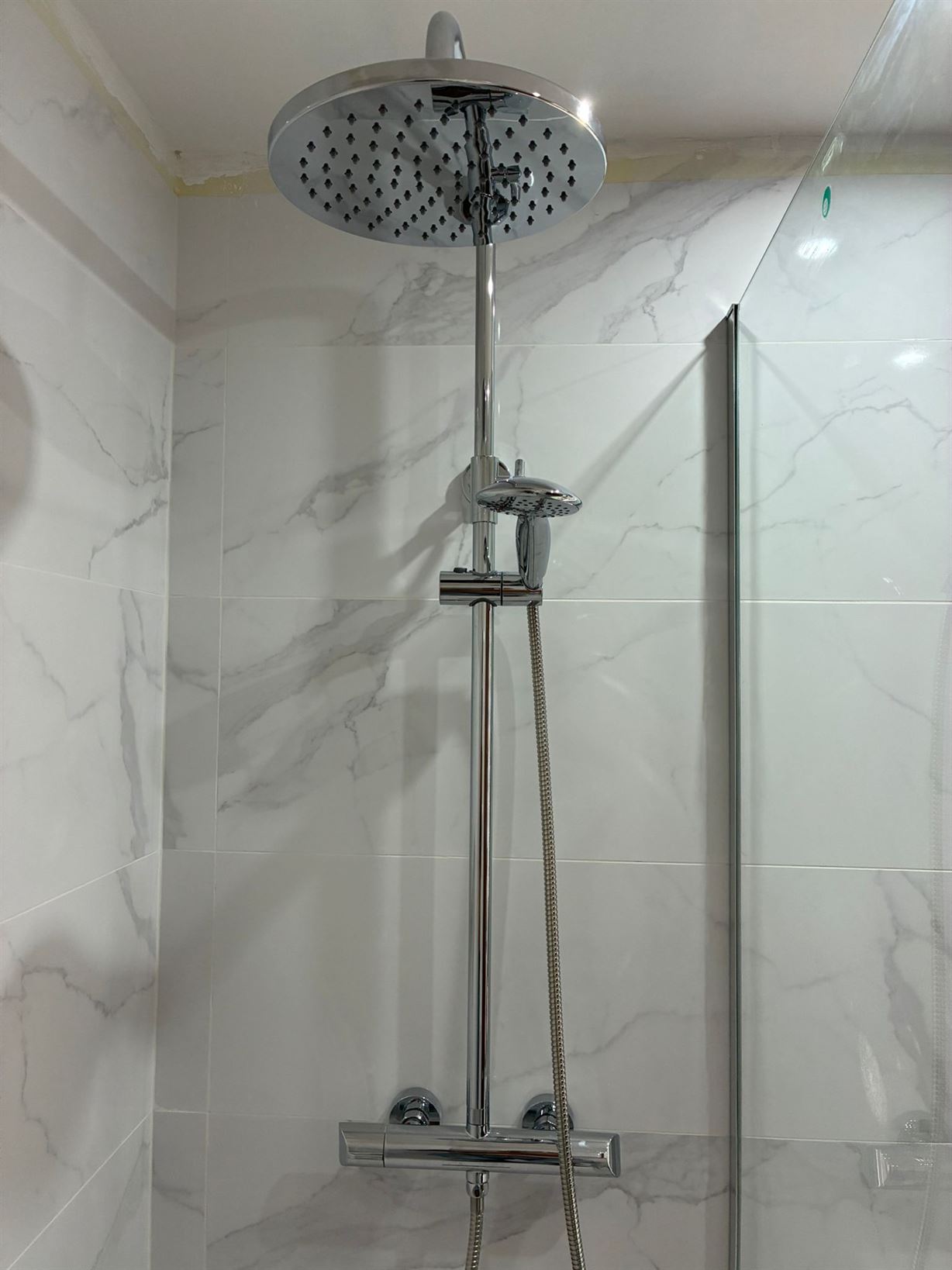 cambio de griferías y ducha en reforma integral de baño en Sant Pere de Ribes Vilanova Reformas Integrales