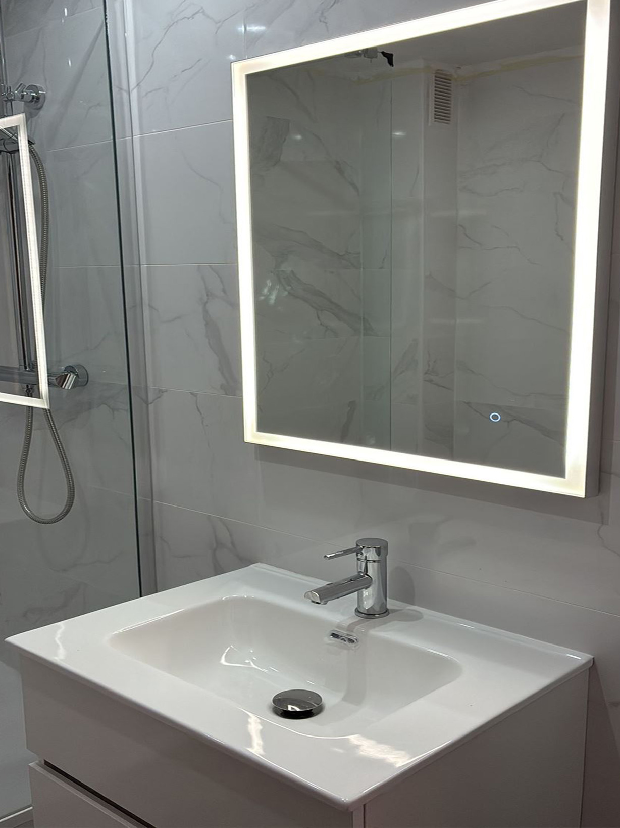 instalación de muebles de baños y espejo con luz LED reforma de piso en Sant Pere de Ribes