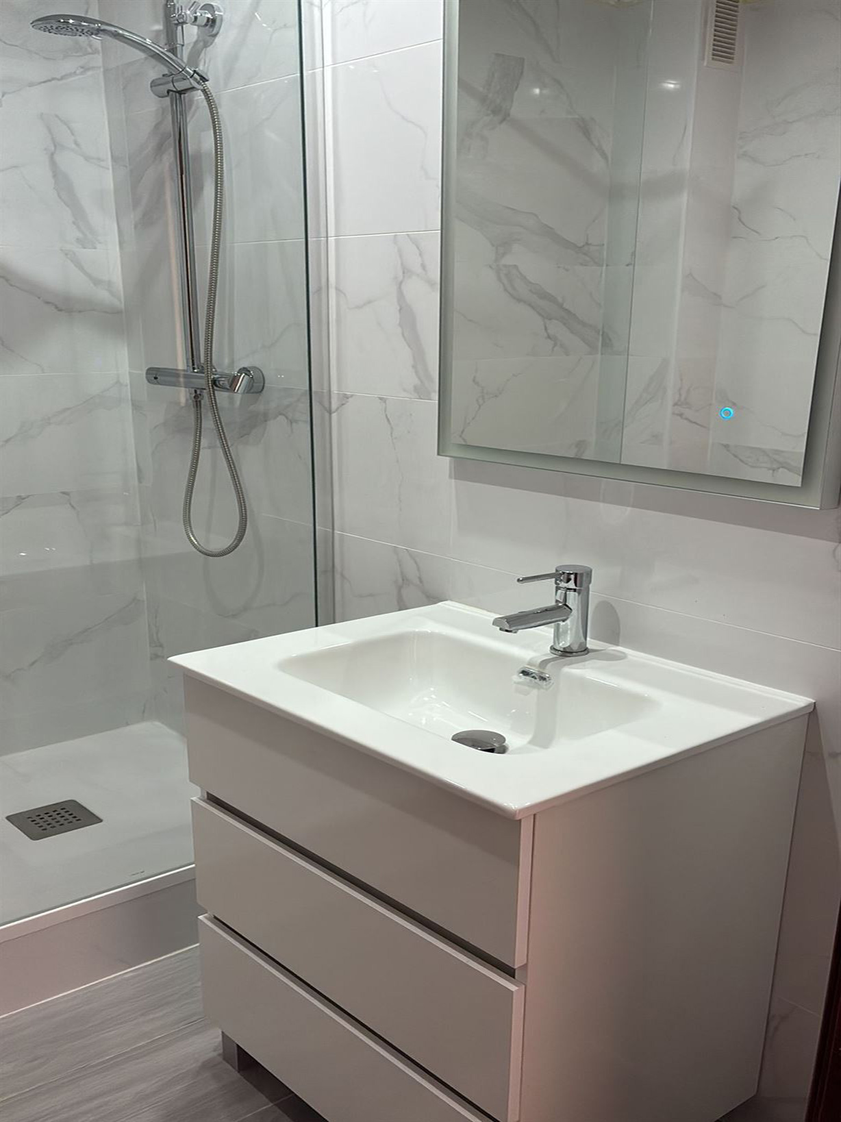 instalación mobiliario de baño y espejo reforma integral de baño Sant Pere de Ribes  - Vilanova Reformas Integrales