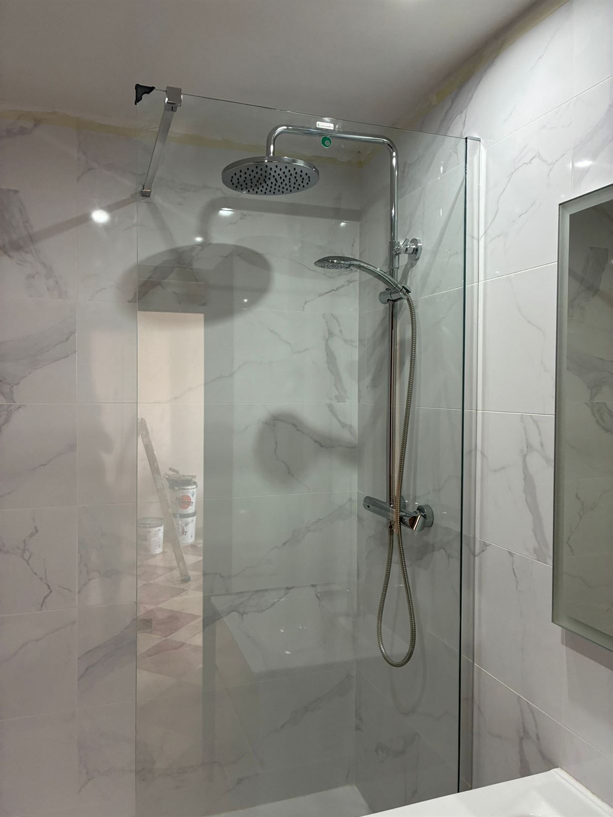 reforma de piso instalación de mamparas de ducha en Sant Pere de Ribes